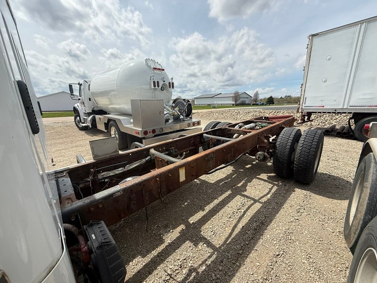 #1174-•-2015-freightliner-cab-and-chassis-image-3