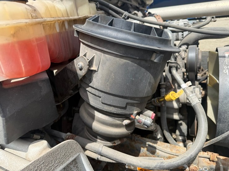 #1174-•-2015-freightliner-cab-and-chassis-image-24