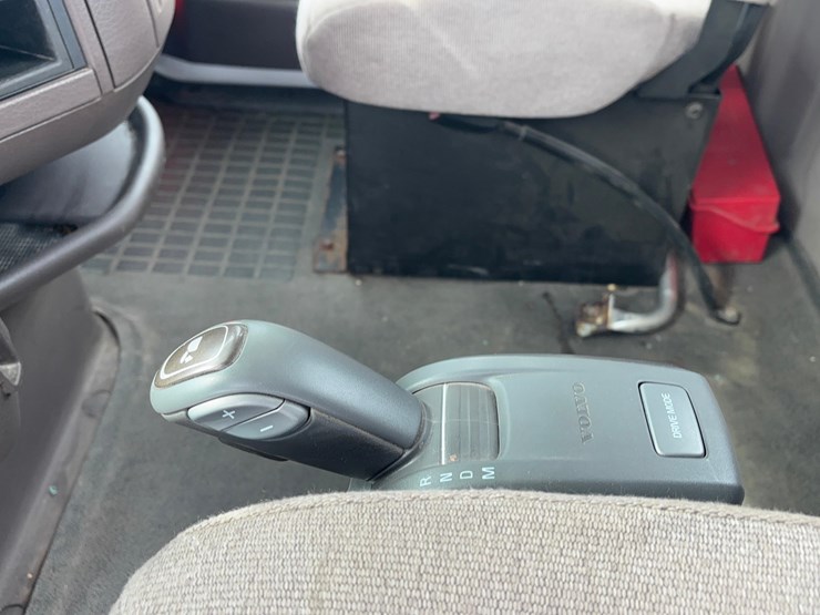 2015-volvo-vnl-semi-image-19