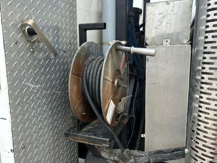 2004-freightliner-fl80-image-56