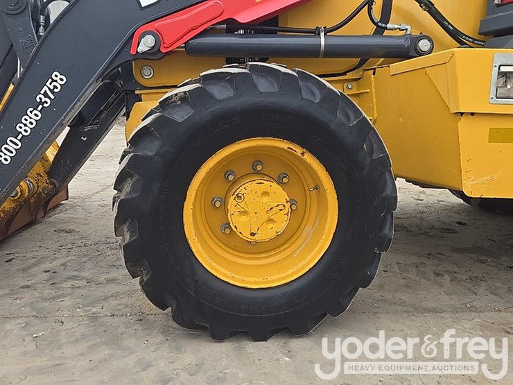 2021-deere-410l-image-11