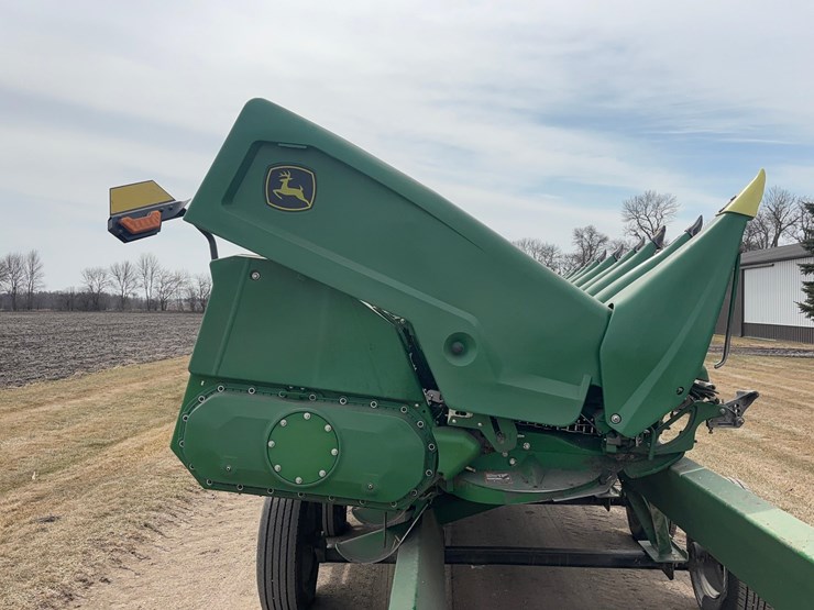 2023-john-deere-c18r-image-2