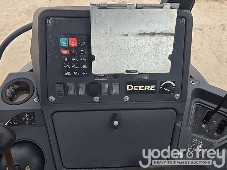 2021-deere-410l-image-61
