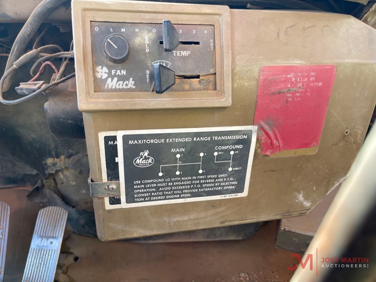 1984-mack-rd686s-image-26