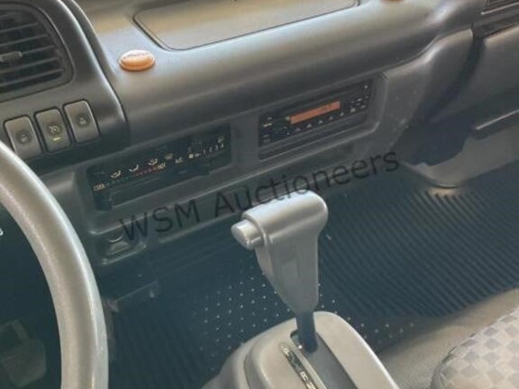 2006-isuzu-npr-image-21