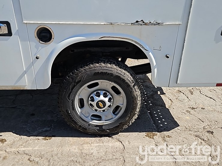 2022-chevrolet-2500hd-image-12