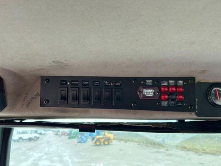2004-freightliner-fl80-image-17