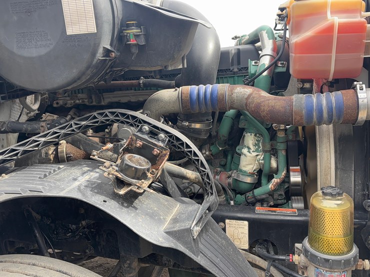 2015-volvo-vnl-semi-image-15