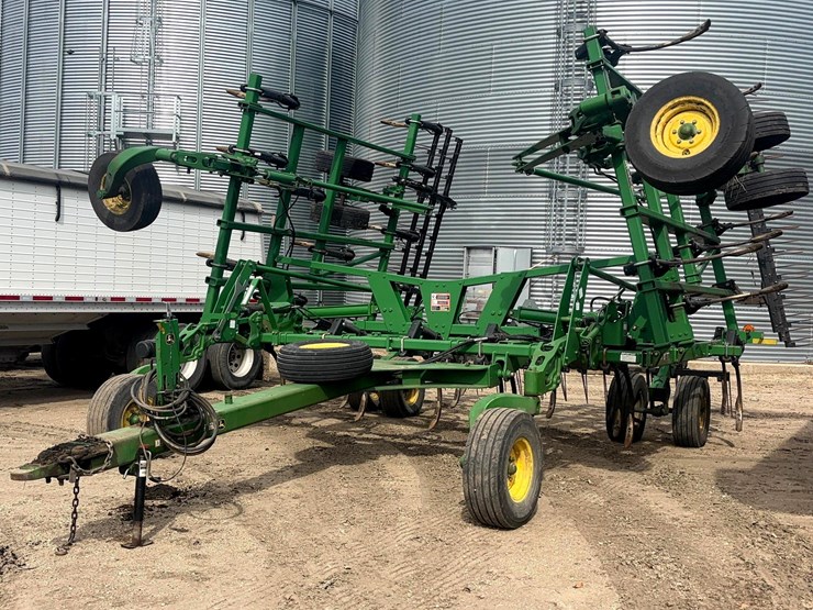 john-deere-2210-image-1