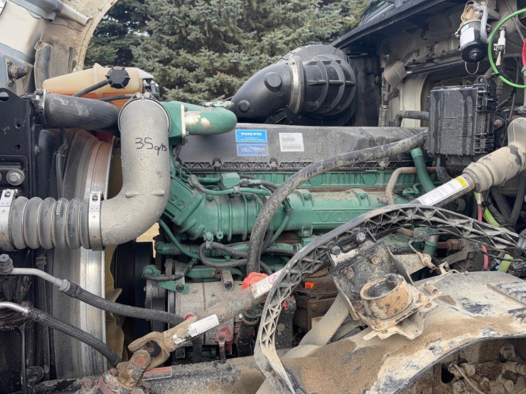 2015-volvo-vnl-semi-image-12