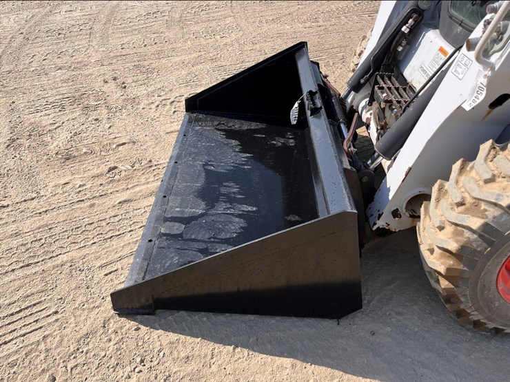wildcat-68"-skid-steer-long-bottom-bucket-image-3