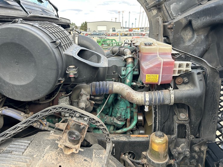 2009-volvo-10-image-37