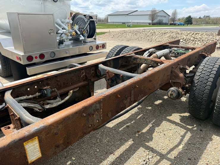 #1174-•-2015-freightliner-cab-and-chassis-image-31