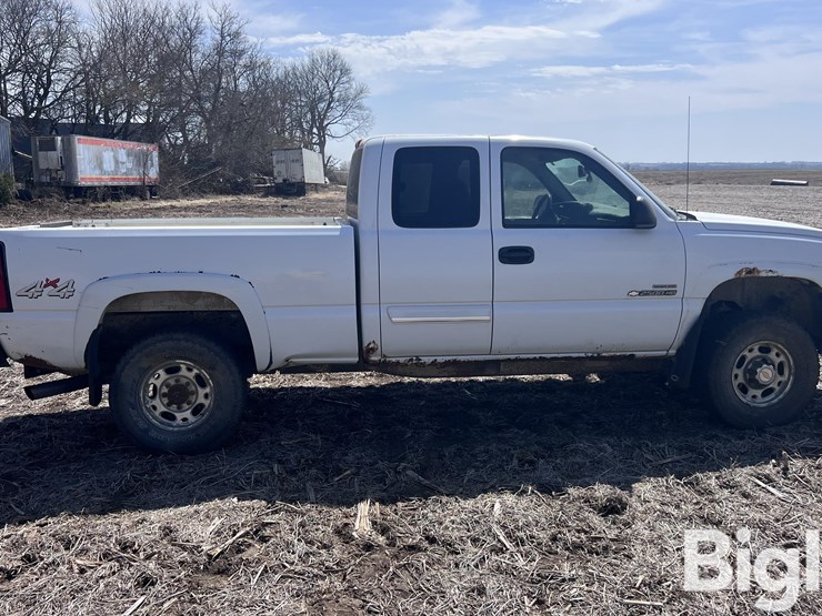 2004-chevrolet-silverado-2500-image-4