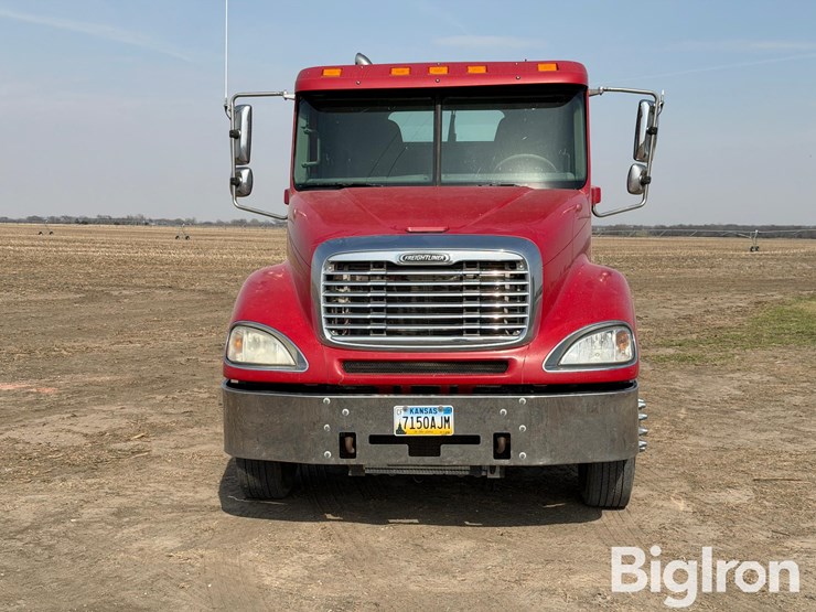 2006-freightliner-columbia-120-image-2