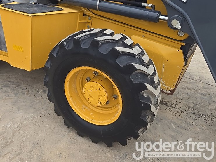 2021-deere-410l-image-18