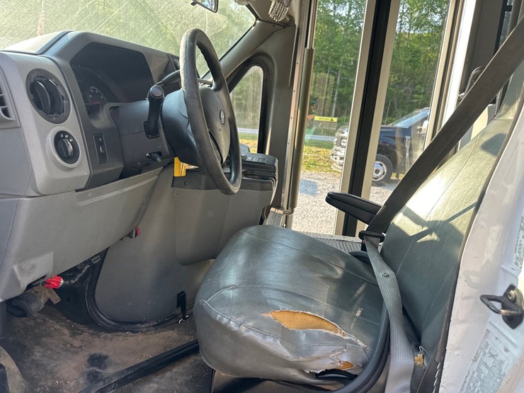 #1415-•-2014-ford-econoline-van-image-6