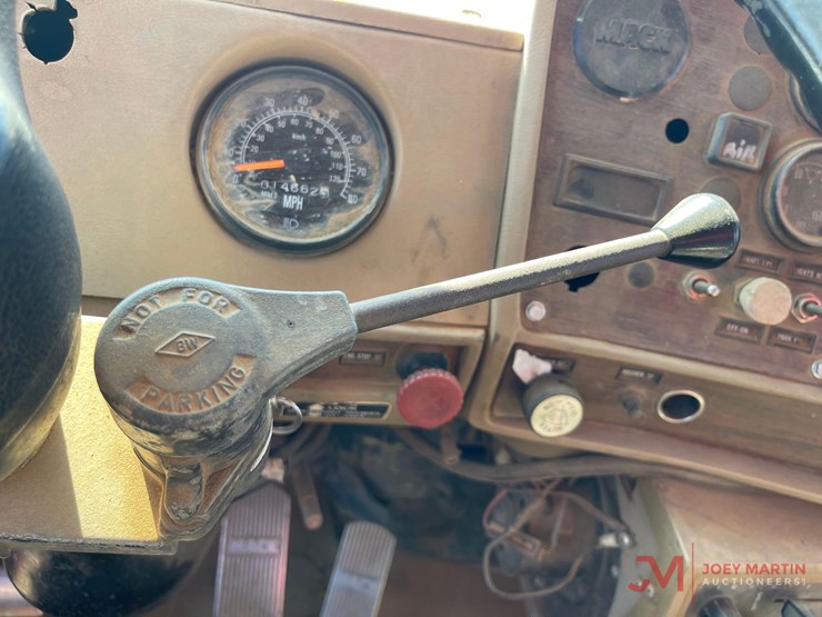 1984-mack-rd686s-image-31