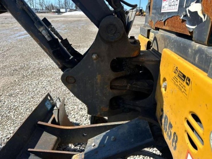 2019-deere-17g-image-16