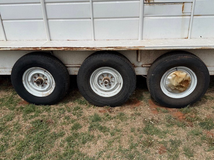 1993-cm-livestock-trailer-image-3