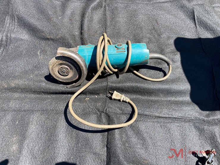 makita-electric-disc-grinder-image-3