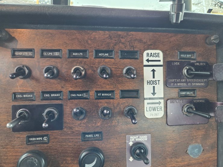 1995-peterbilt-357-image-81