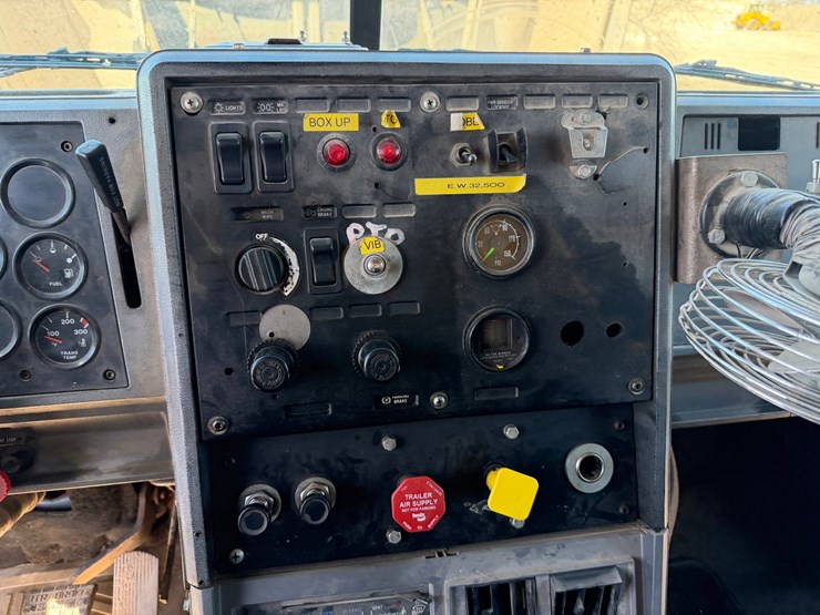 1995-mack-cl713-image-61