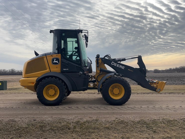 2023-deere-324l-image-4