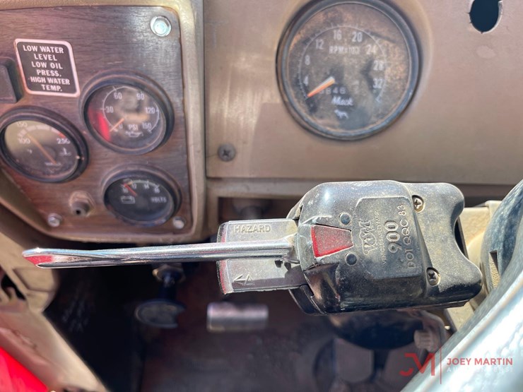 1984-mack-rd686s-image-32