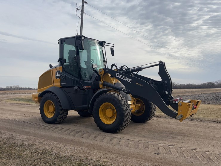 2023-deere-324l-image-2