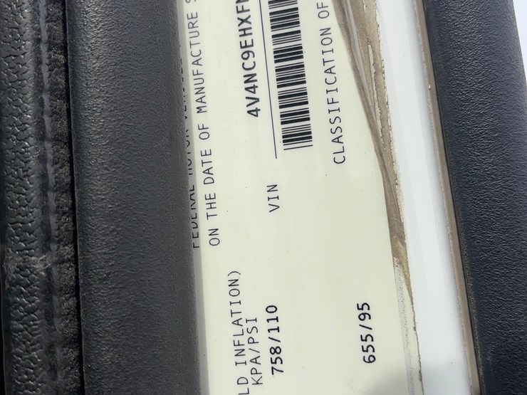 2015-volvo-vnl-semi-image-29