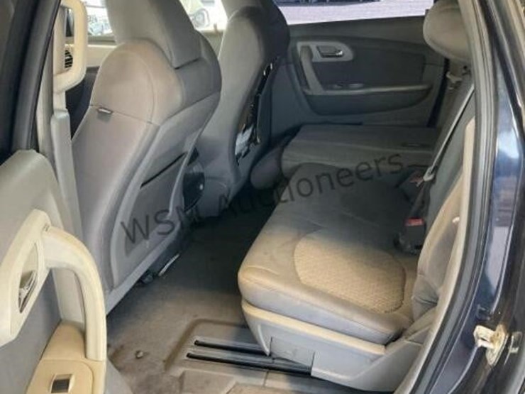 2012-chevrolet-traverse-ls-image-25