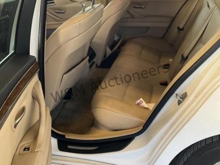 2011-bmw-528i-sdn-image-23