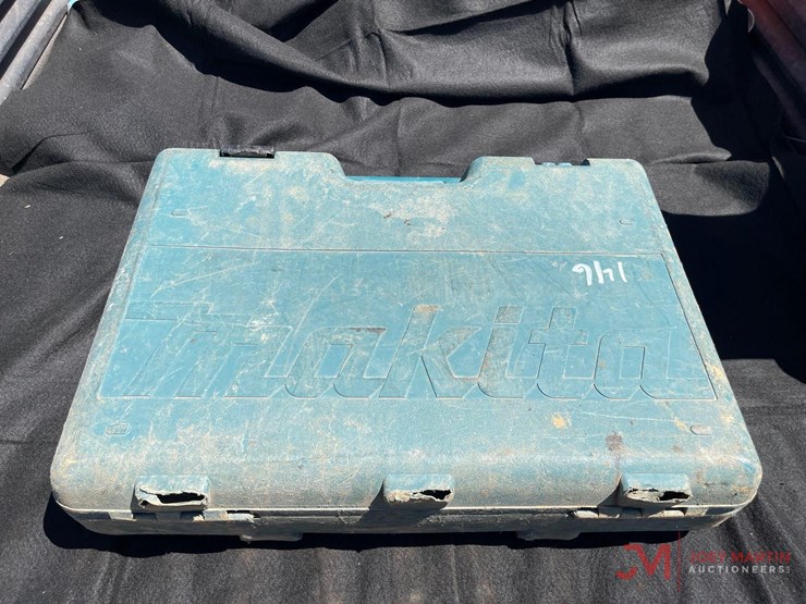 makita-electric-hammer-drill-with-case-image-2