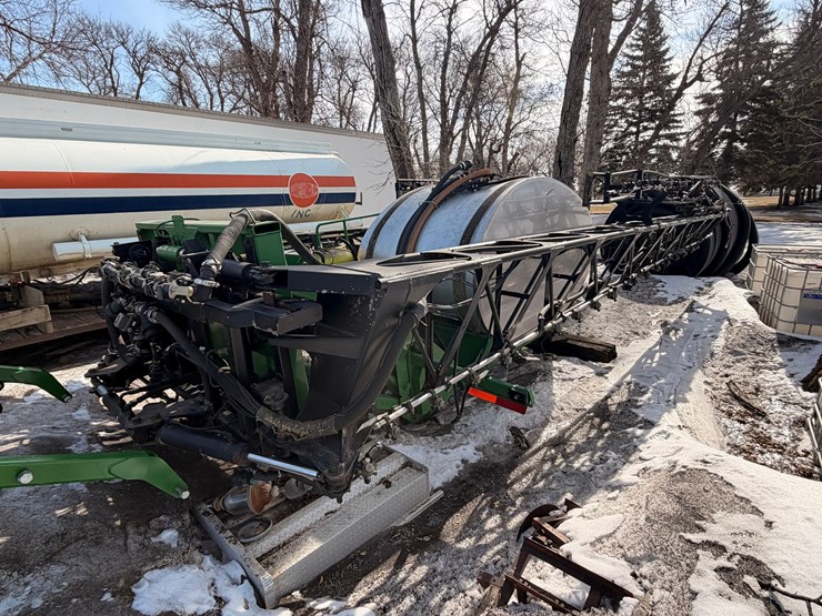 sprayer-boom-and-tank-image-3