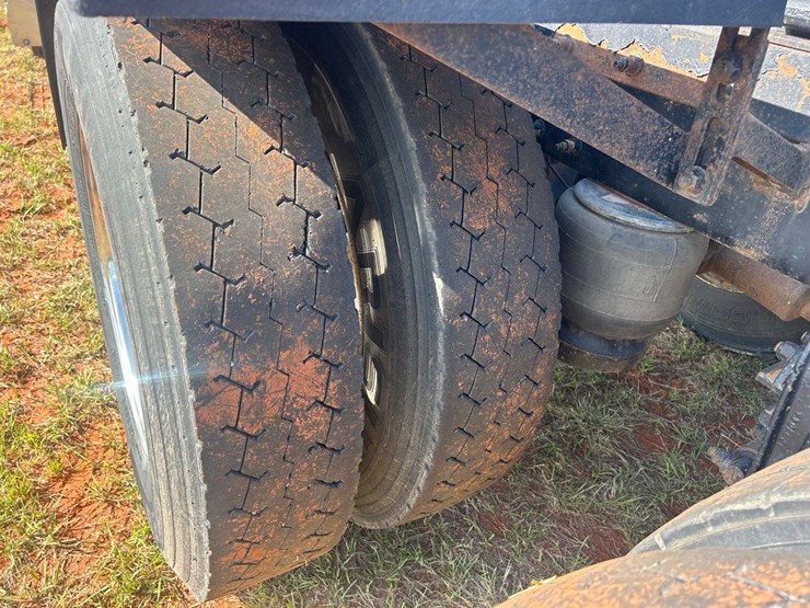 2012-peterbilt-386-image-10