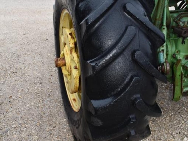 john-deere-2440-image-10