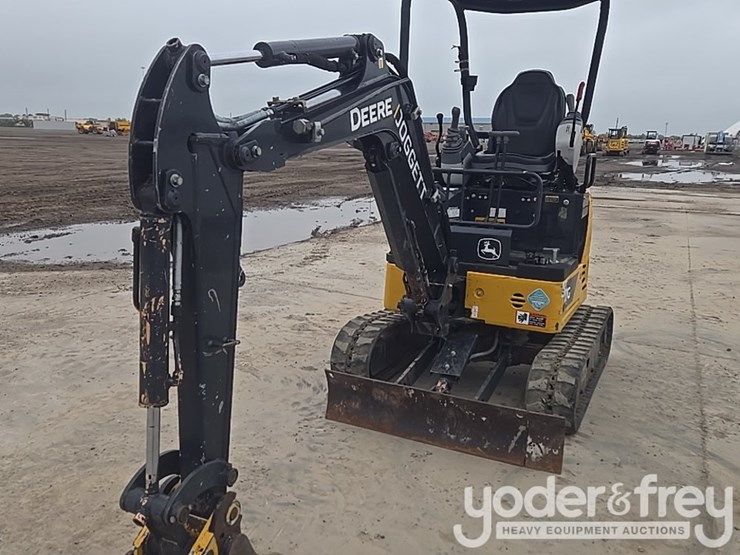 2022-deere-17g-image-29