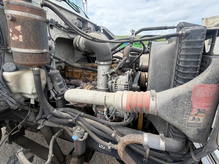 2002-peterbilt-330-image-11