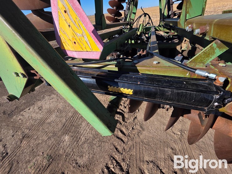 john-deere-335-image-13