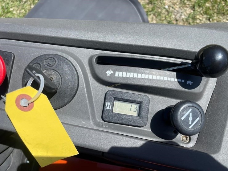 husqvarna-z242f-zero-turn-mower-image-7