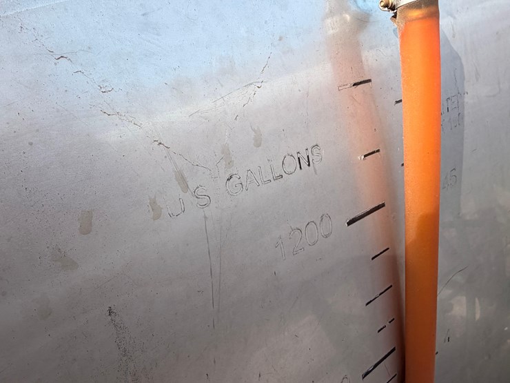 sprayer-boom-and-tank-image-6