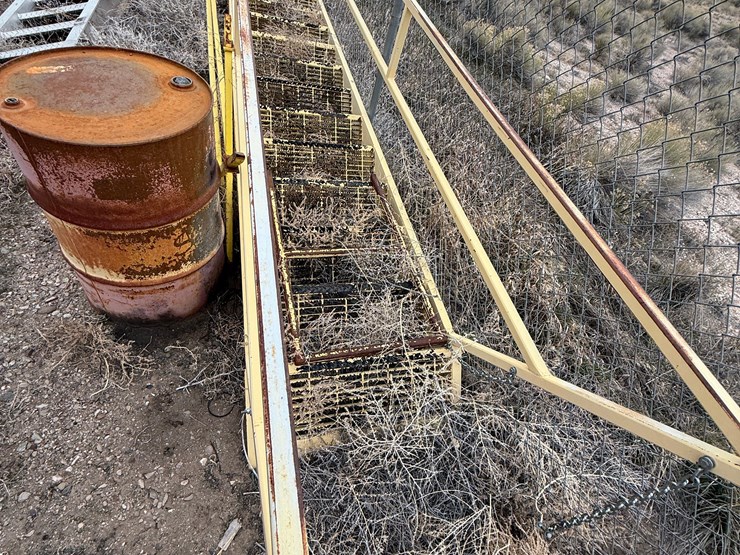 (1)-12'-extendable-aluminum,-(1)-15'-aluminum,-&-(2)-15'-steel-w/-hand-rails-rig-ladders-image-4