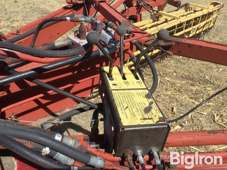 new-holland-216-image-12