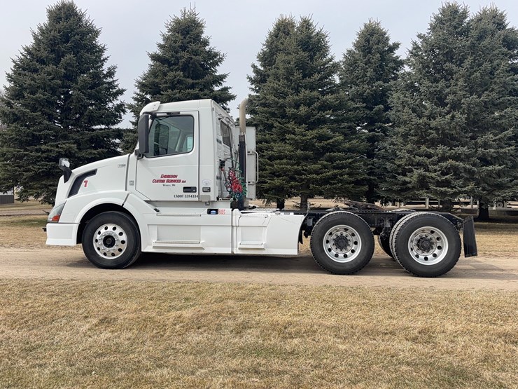 2015-volvo-vnl-semi-image-8