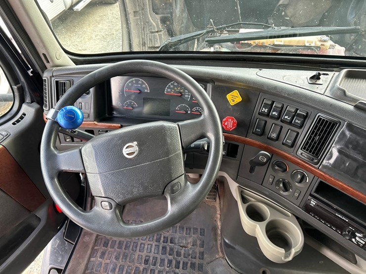 2009-volvo-10-image-58