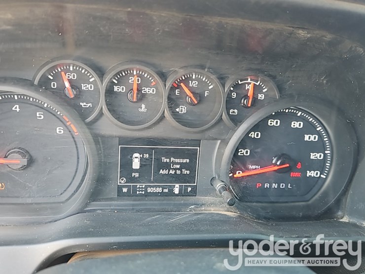 2022-chevrolet-2500hd-image-36