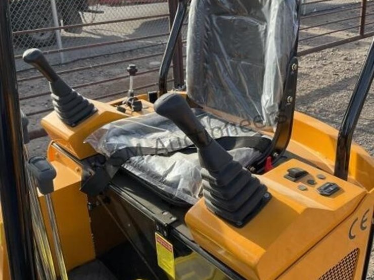 2026-miva-15-mini-excavator-image-8