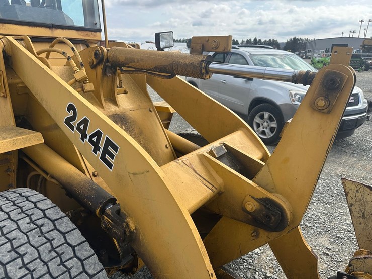 deere-244e-image-25