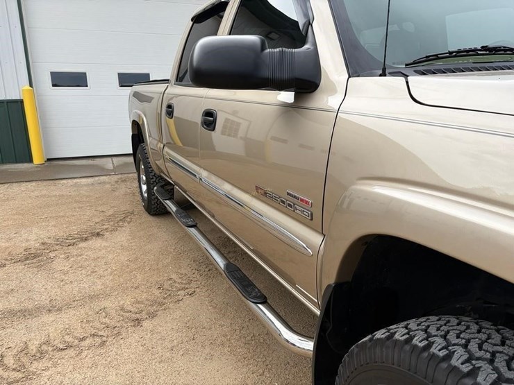 2004-gmc-sierra-2500-image-8